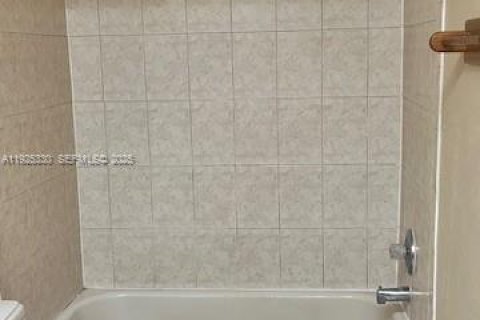 Снять в аренду квартиру в Пальметто-Бей, Флорида 2 спальни, 61.69м2, № 1983995 - фото 11