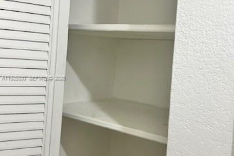 Снять в аренду квартиру в Пальметто-Бей, Флорида 2 спальни, 61.69м2, № 1983995 - фото 8