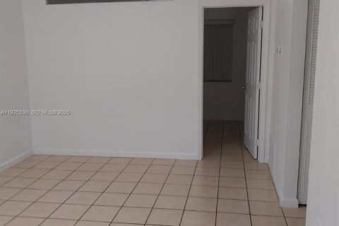 Снять в аренду квартиру в Пальметто-Бей, Флорида 2 спальни, 61.69м2, № 1983995 - фото 6