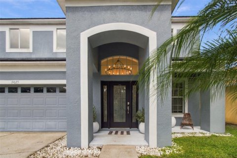 House in Lutz, Florida 4 bedrooms, 272.2 sq.m. № 2425956 - photo 4