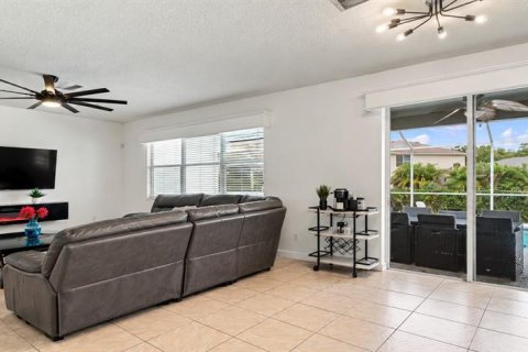 House in Lutz, Florida 4 bedrooms, 272.2 sq.m. № 2425956 - photo 22