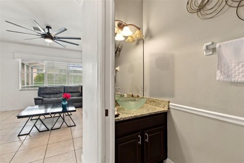 House in Lutz, Florida 4 bedrooms, 272.2 sq.m. № 2425956 - photo 25