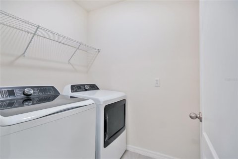 House in Sanford, Florida 4 bedrooms, 170.57 sq.m. № 2150480 - photo 26