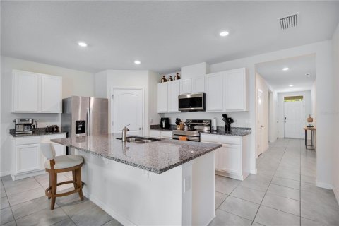 House in Sanford, Florida 4 bedrooms, 170.57 sq.m. № 2150480 - photo 8
