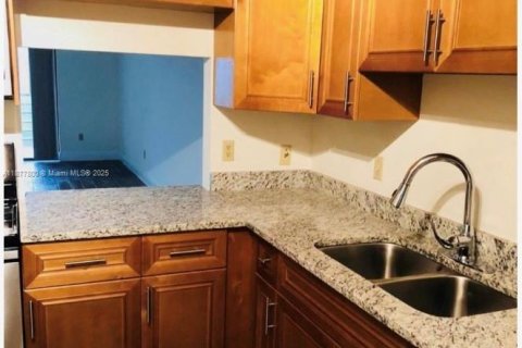 Condo in West Palm Beach, Florida, 2 bedrooms  № 1922795 - photo 6