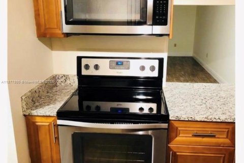 Condo in West Palm Beach, Florida, 2 bedrooms  № 1922795 - photo 8