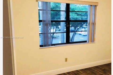 Condo in West Palm Beach, Florida, 2 bedrooms  № 1922795 - photo 12