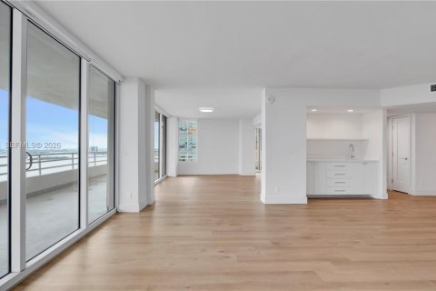 Apartamento en alquiler en Miami, Florida, 3 dormitorios, 187.85 m2 № 2011839 - foto 8