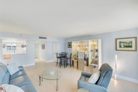 Condo in Pompano Beach, Florida, 2 bedrooms  № 1998431 - photo 8