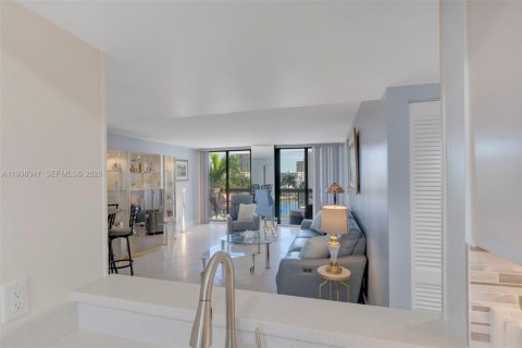 Condo in Pompano Beach, Florida, 2 bedrooms  № 1998431 - photo 13