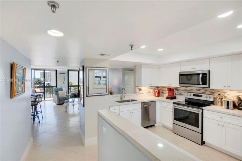 Condo in Pompano Beach, Florida, 2 bedrooms  № 1998431 - photo 9