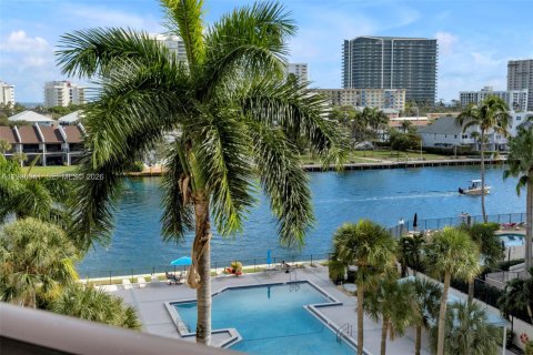 Condo in Pompano Beach, Florida, 2 bedrooms  № 1998431 - photo 2