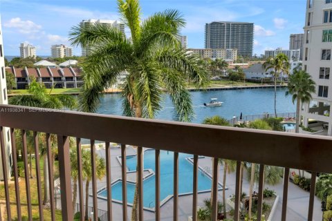 Condo in Pompano Beach, Florida, 2 bedrooms  № 1998431