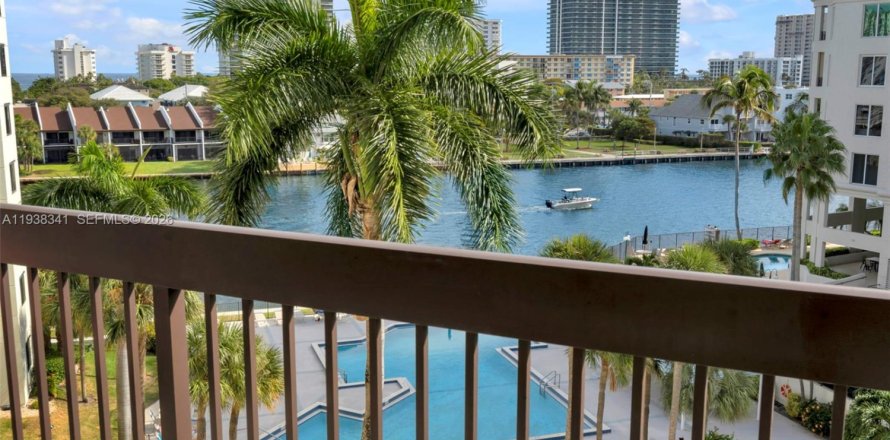 Condo in Pompano Beach, Florida, 2 bedrooms  № 1998431