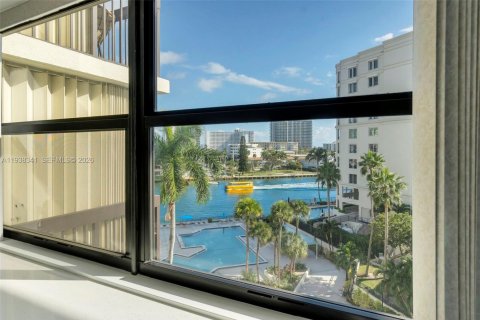 Condo in Pompano Beach, Florida, 2 bedrooms  № 1998431 - photo 25