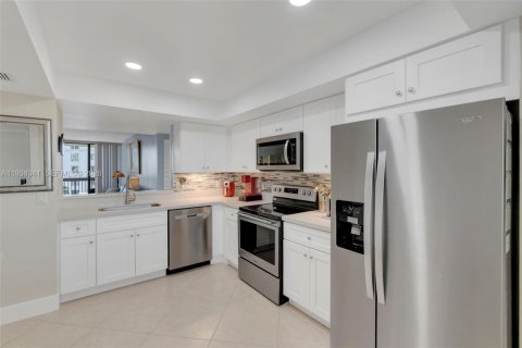 Condo in Pompano Beach, Florida, 2 bedrooms  № 1998431 - photo 10