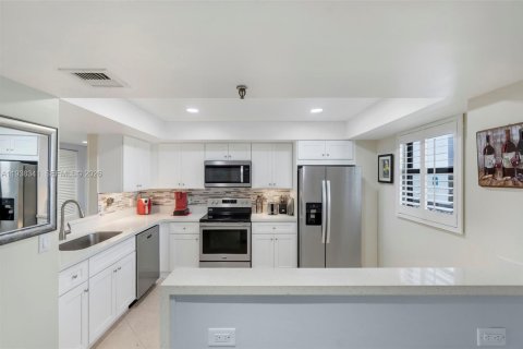 Condo in Pompano Beach, Florida, 2 bedrooms  № 1998431 - photo 11