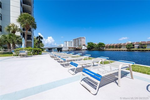 Condo in Pompano Beach, Florida, 2 bedrooms  № 1998431 - photo 30