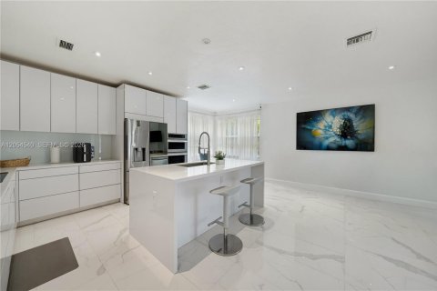 House in Cutler Bay, Florida 4 bedrooms, 248.05 sq.m. № 2261301 - photo 6