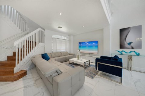 House in Cutler Bay, Florida 4 bedrooms, 248.05 sq.m. № 2261301 - photo 3