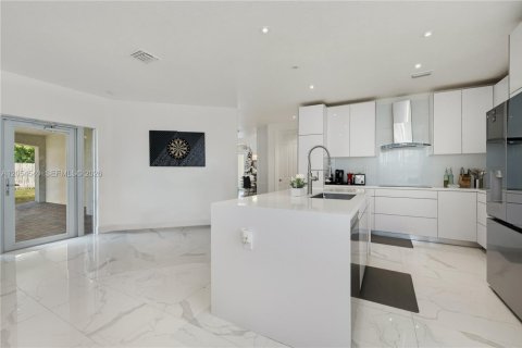 House in Cutler Bay, Florida 4 bedrooms, 248.05 sq.m. № 2261301 - photo 4