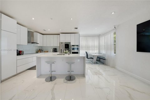 House in Cutler Bay, Florida 4 bedrooms, 248.05 sq.m. № 2261301 - photo 5