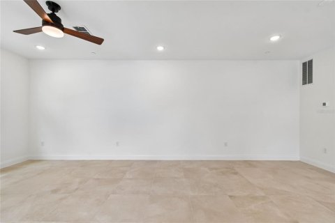 Townhouse in Oviedo, Florida 4 bedrooms, 188.13 sq.m. № 2092888 - photo 12