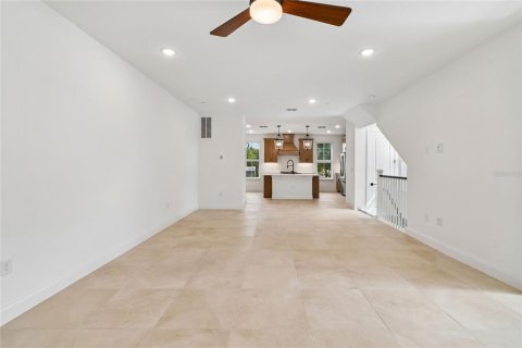 Townhouse in Oviedo, Florida 4 bedrooms, 188.13 sq.m. № 2092888 - photo 13