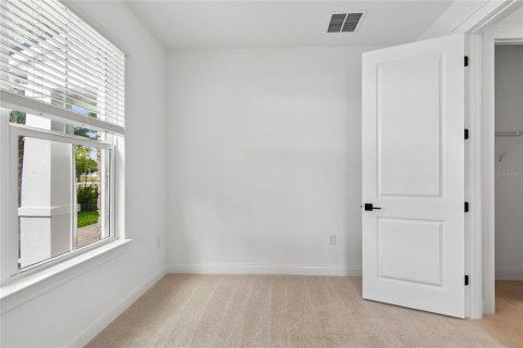 Townhouse in Oviedo, Florida 4 bedrooms, 188.13 sq.m. № 2092888 - photo 7