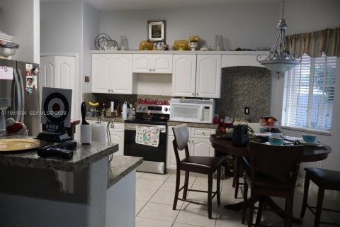 House in Miami Lakes, Florida 4 bedrooms, 232.53 sq.m. № 2006294 - photo 11