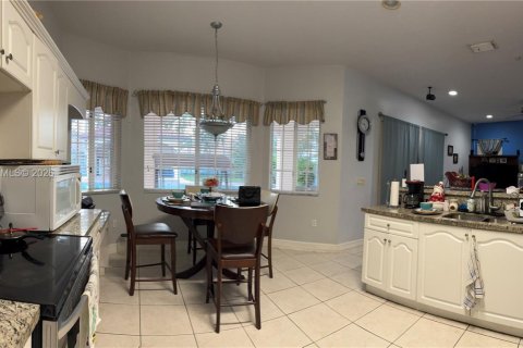 House in Miami Lakes, Florida 4 bedrooms, 232.53 sq.m. № 2006294 - photo 14