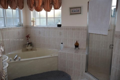 House in Miami Lakes, Florida 4 bedrooms, 232.53 sq.m. № 2006294 - photo 6