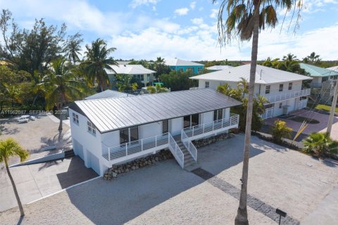 Villa ou maison à vendre à Big Pine Key, Floride: 3 chambres, 111.48 m2 № 2080893 - photo 2