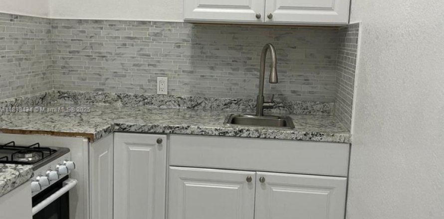 Immobilier commercial à Miami, Floride 1 chambre, 139.54 m2 № 1823846