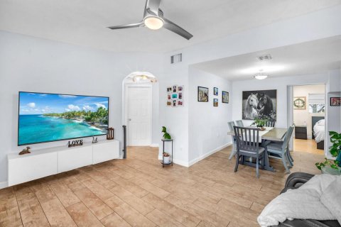 House in Hollywood, Florida 3 bedrooms, 77.85 sq.m. № 2193086 - photo 7