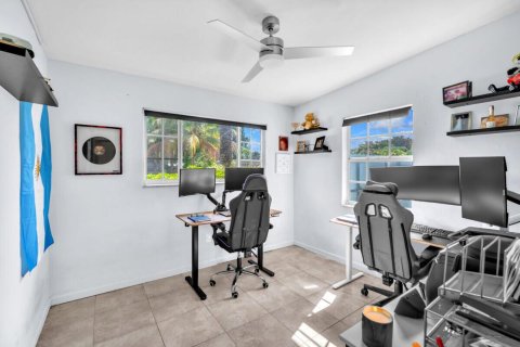 House in Hollywood, Florida 3 bedrooms, 77.85 sq.m. № 2193086 - photo 9