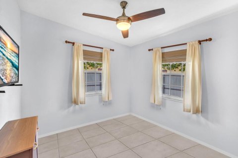 House in Hollywood, Florida 3 bedrooms, 77.85 sq.m. № 2193086 - photo 5