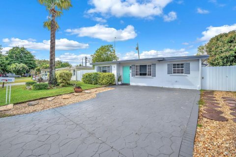 House in Hollywood, Florida 3 bedrooms, 77.85 sq.m. № 2193086