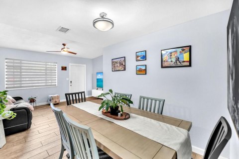 House in Hollywood, Florida 3 bedrooms, 77.85 sq.m. № 2193086 - photo 3