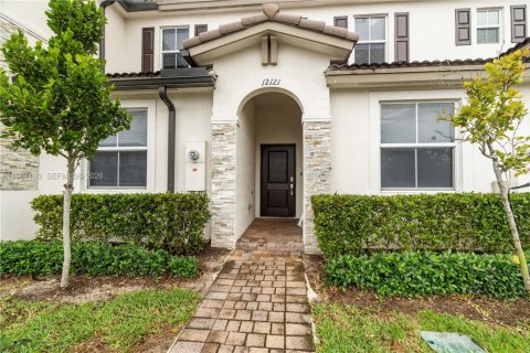 Townhouse in Miami, Florida 3 bedrooms, 123.37 sq.m. № 2028470 - photo 2