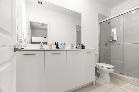 Townhouse in Miami, Florida 3 bedrooms, 123.37 sq.m. № 2028470 - photo 26