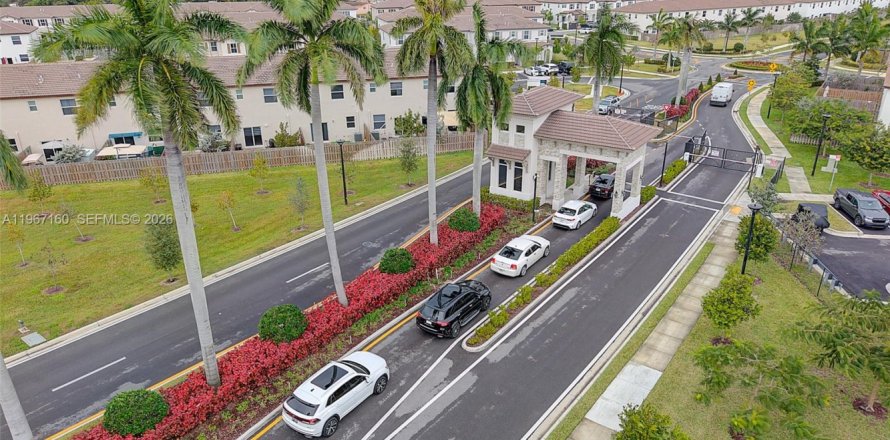 Townhouse in Miami, Florida 3 bedrooms, 123.37 sq.m. № 2028470