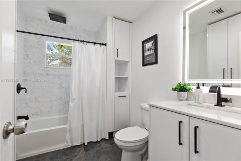 House in Miami, Florida 3 bedrooms, 172.89 sq.m. № 2000926 - photo 16