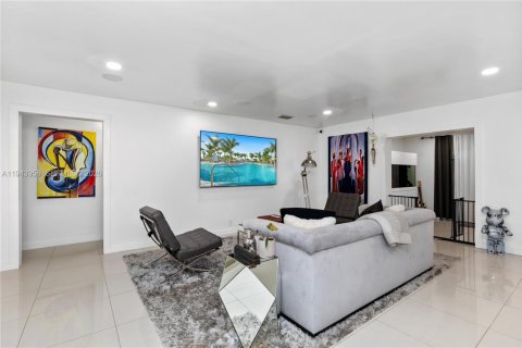 House in Miami, Florida 3 bedrooms, 172.89 sq.m. № 2000926 - photo 10
