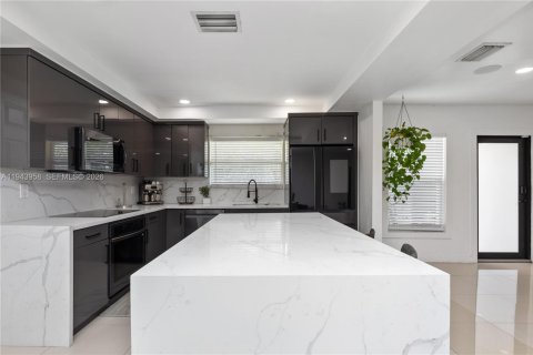 House in Miami, Florida 3 bedrooms, 172.89 sq.m. № 2000926 - photo 7