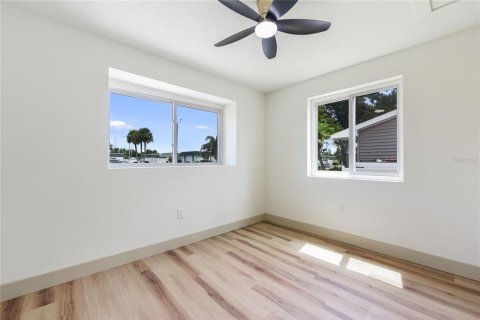 House in Saint Petersburg, Florida 3 bedrooms, 111.48 sq.m. № 2207216 - photo 23