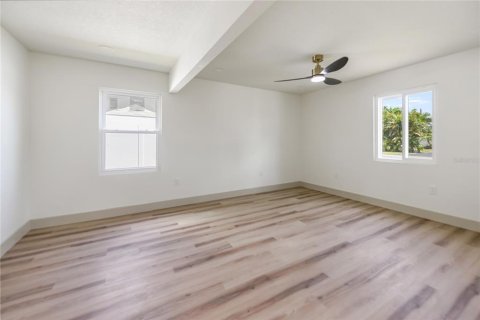 House in Saint Petersburg, Florida 3 bedrooms, 111.48 sq.m. № 2207216 - photo 14