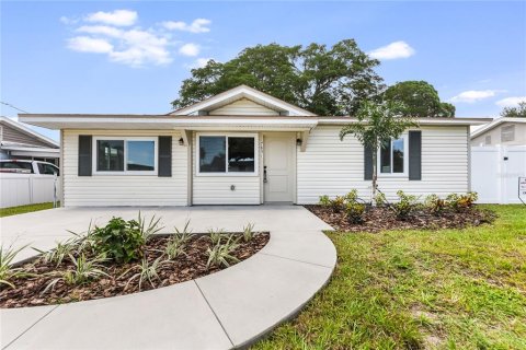 House in Saint Petersburg, Florida 3 bedrooms, 111.48 sq.m. № 2207216