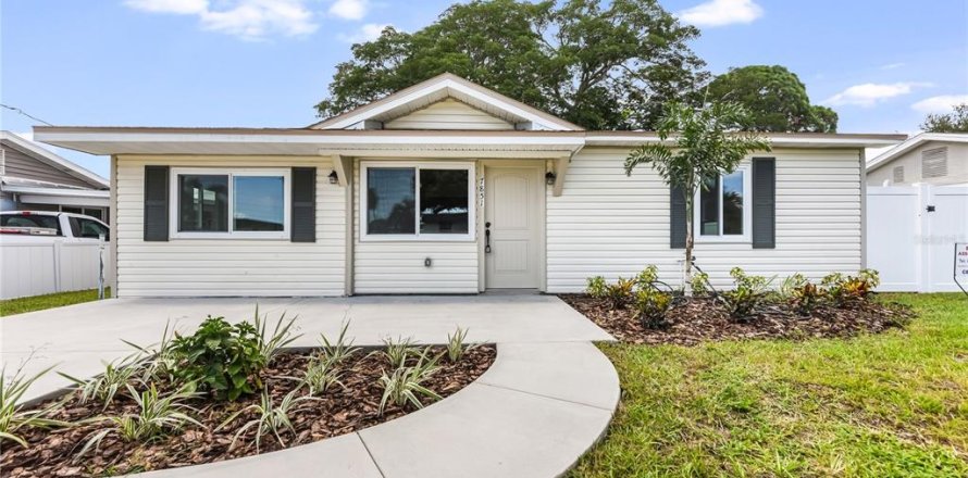 House in Saint Petersburg, Florida 3 bedrooms, 111.48 sq.m. № 2207216