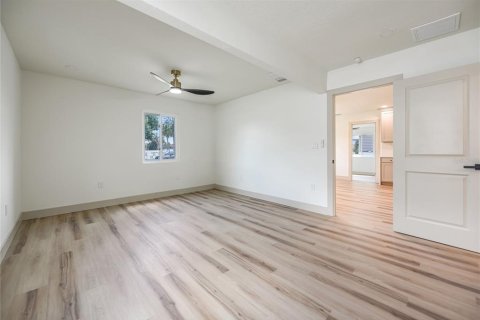 House in Saint Petersburg, Florida 3 bedrooms, 111.48 sq.m. № 2207216 - photo 17